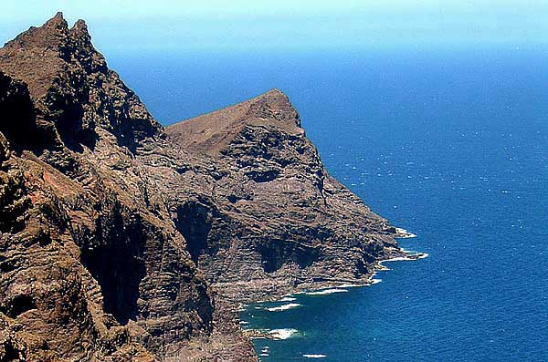 Kanárské ostrovy – Gran Canaria – skalnaté útesy na pobřeží